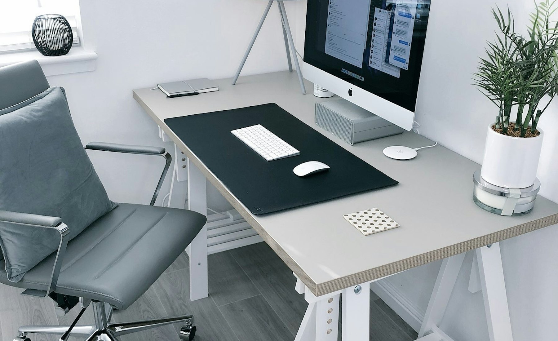 Offener Arbeitsplatz mit Schreibtisch und Rechner