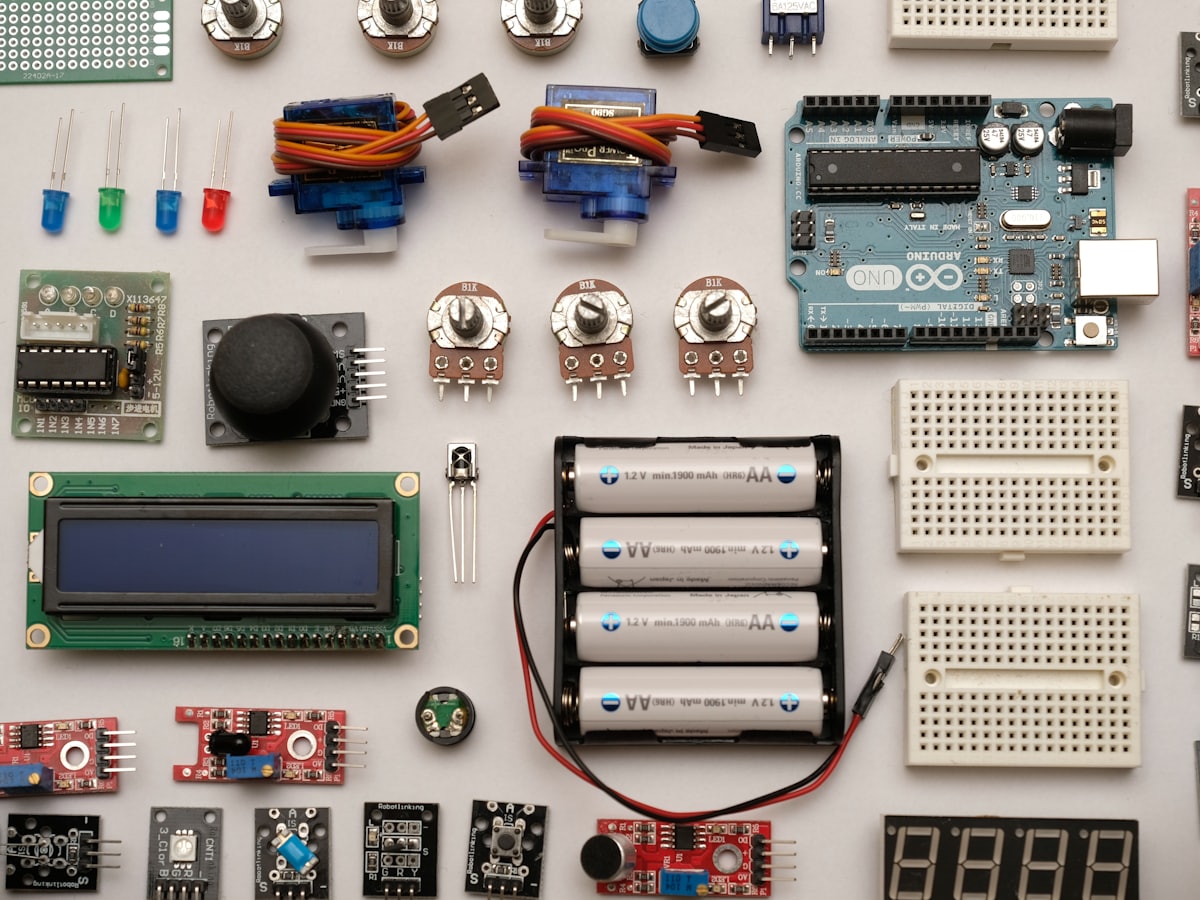 Elektronik und Lötarbeit im Labor